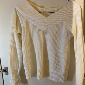 Snygg offshoulder stickad tröja från Gina tricot i storlek xs