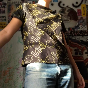 Lee x Smiley T-shirt - Bekväm rolig mönstrad t-shirt från carlings, knappt använd. Från en collab med Lee och Smiley. 