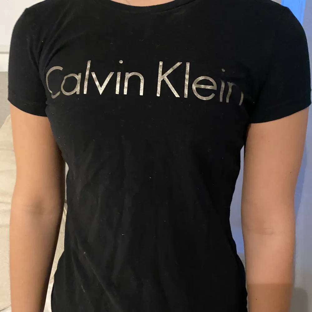 Jag säljer min calvin Klein T-shirt. Den är använd fåtal gånger. Storlek S. Hör av er om ni har några frågor. Frakt tillkommer 💕. T-shirts.