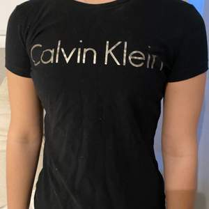 Jag säljer min calvin Klein T-shirt. Den är använd fåtal gånger. Storlek S. Hör av er om ni har några frågor. Frakt tillkommer 💕