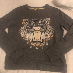 Kenzo tröja  - Väldigt bra skick, använd ett fåtal gånger. Tröjan är i storlek m, men den är liten i storleken. Buda från 400+ frakt. 