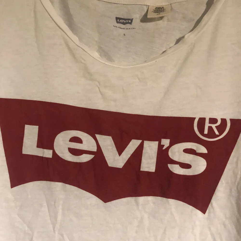 Säljer min Levis T-shirt i storlek L! Storleken är L i damstorlek. På mig sitter den som M herrstorlek. Använd fåtal gånger, i gott skick!. T-shirts.