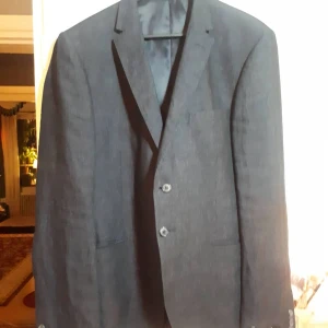 Tiger of sweden kavaj - Tiger of sweden kavaj. Storlek: Osäker men passar en kille i storlek L-XL. Skick: Gott skick. Märke: Tiger of sweden. Pris: 1500 kr fri frakt. Kommer att skickas från ett hem med djur, nytvättad. Om köparen vill ha spårningsbart paket så står köparen för det 🌻