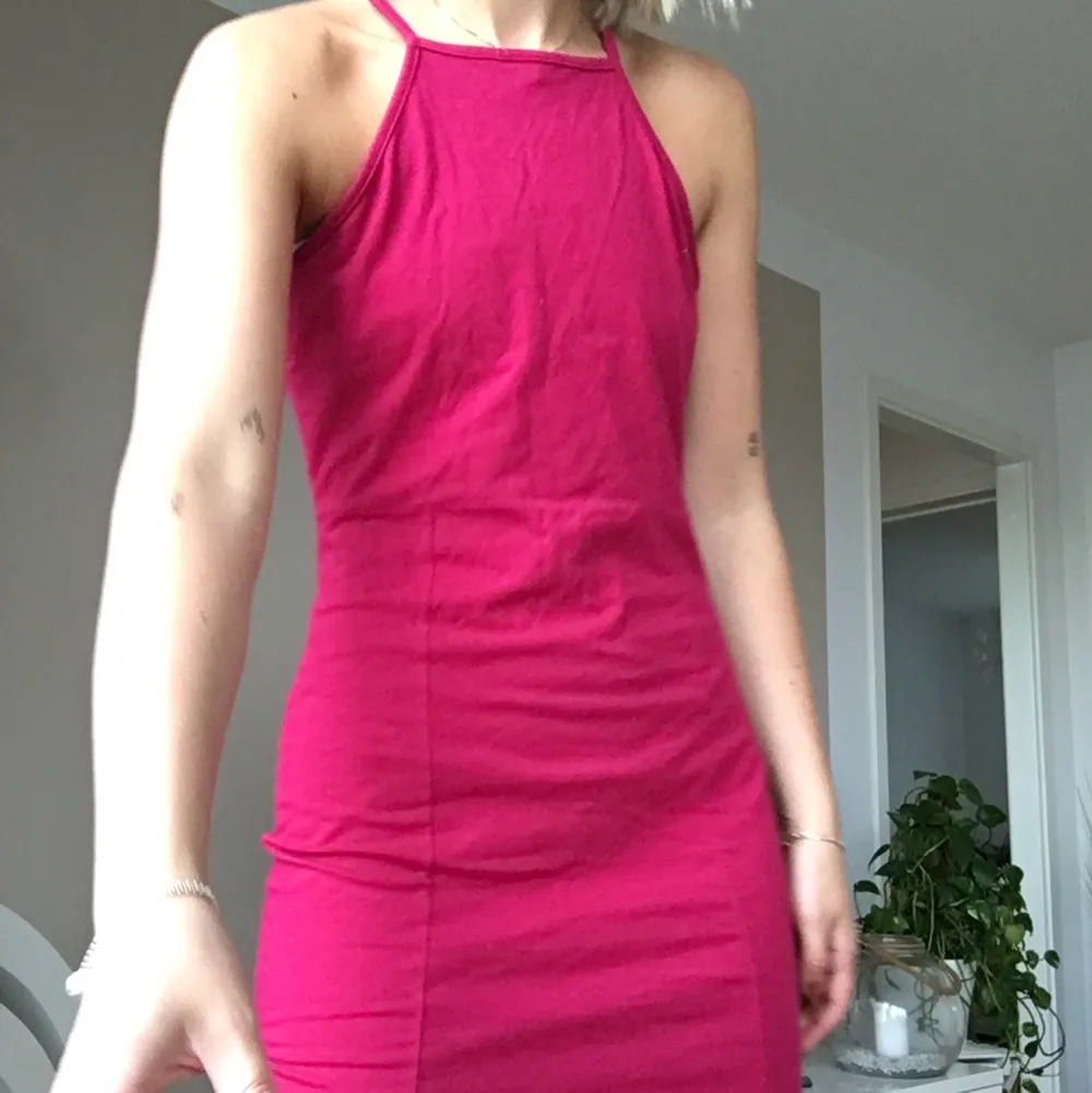 Fin och enkel rosa/korall färgad klänning från Nelly i storlek M. Jag kan dock fortfarande ha den även fast jag vanligtvis är en XS/S. Fin till sommarn/semestern. Köparen står för frakt (63kr)💓. Klänningar.