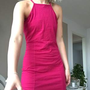 Fin och enkel rosa/korall färgad klänning från Nelly i storlek M. Jag kan dock fortfarande ha den även fast jag vanligtvis är en XS/S. Fin till sommarn/semestern. Köparen står för frakt (63kr)💓