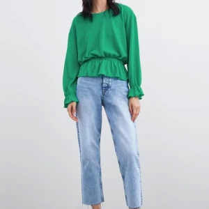 Grön tröja  - Väldigt fin tröja från zara men kommer aldrig till användning. Har använt den fåtal gånger därför väldigt bra skick! Storlek M💕 köparen står för frakten! Priset kan diskuteras! 