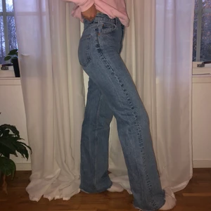 ZARA’S 90’s jeans   - Snygga blåa raka jeans från zara i storlek 36, säljs pga att de inte kommer till användning! Använda Max 2 gånger och är som nya. Köparen står för frakten 