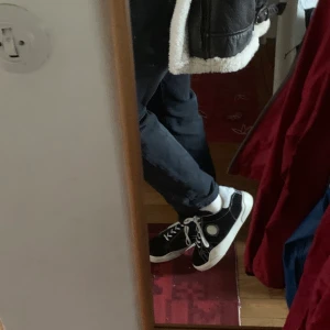 Eytys Wave Black, rough- out suede, EU44 - Finns vissa små svarta gummimärken på sulan, vilket inte märks förens man kommer nära! Skorna är använda ett par gånger, alltså nyskick förutom märkena. Inget slit någonstans, skick: 9/10. Fler bilder kan skickas! PRISET KAN DISKUTERAS VID SNABB AFFÄR:)