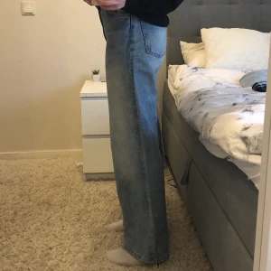 Monki Jeans - Jeans ifrån Monki i storlek 38 och sitter väldigt bra på mig som är 175 cm. Men säljer pga av att dem inte längre kommer till användning. Pris 120 kr + frakt