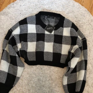 Rutig magtröja från Zaful - Det är storlek S, aldrig använd, lappen sitter kvar. Den är lång i armarna och ganska kort på magen