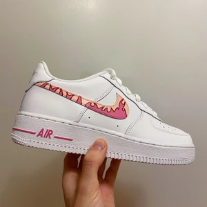 Nike Air Force 1 ”Pink Flames” - Tar emot beställningar och handmålar skor! Här är ett par Custom Nike Air Force 1 i färgerna ”Hot pink” och ”Salmon” - Helt nya och oanvända - Handmålade - Färgen är ”Crack & water resistant” - Storlek 39 men passar även 38 (sålda)