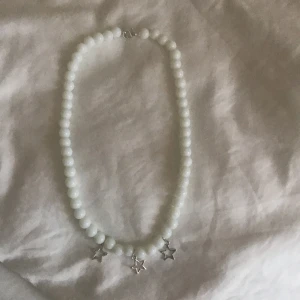 halsband  - vit halsband med stjärnor på, kontakta vid mer info