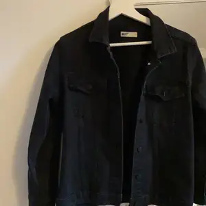 En  ”sot”-färgad jeans jacka från gina tricot 🖤 Storleken är M och den går ner till höften🖤    (Frakten får man stå för själv) 