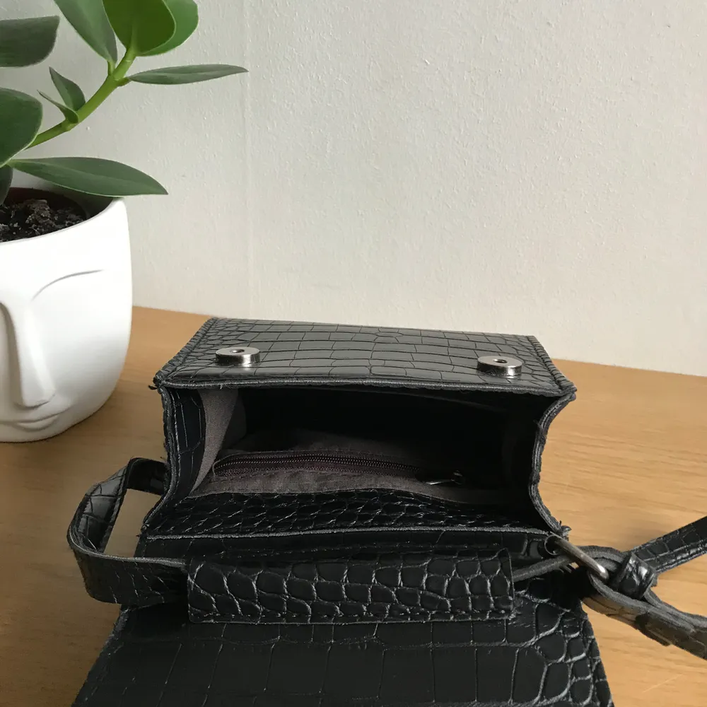 En söt svart väska som jag använder inte. Är i bra skick. Väskan har jag fått. För fler information skriv bara 🌸. Väskor.