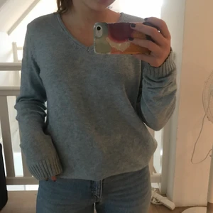 Stickad tröja - Mysig stickad tröja. Mjukt matrial och i bra skick! Skriv privat för mer information💕