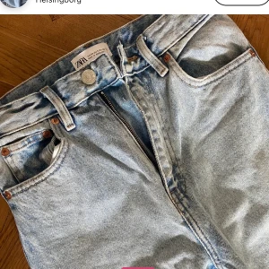 Ljusblå jeans - Ljusblå mom jeans från zara i storlek 34. jättefint skick. Hör av er för fler bilder med dem på och sånt❤️