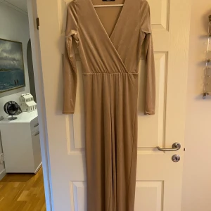 Byxdress Bikbok - Byxdress från bikbok. Rosa/beige/glitter. Aldrig använd, vädligt bra skick. Fraktkostnad tillkommer 