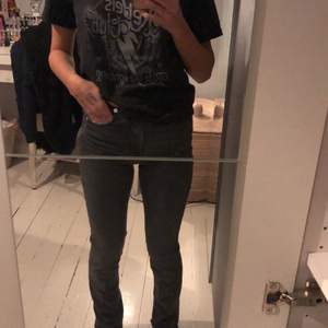 Ett par gråa zara jeans med slits, själjer pågrund av att jag inte andvänt dom.Jag har syt upp dom där nere eftersom dom va för långa.