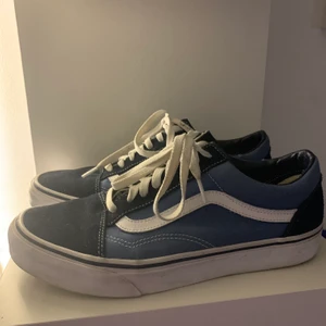 Vans - Blåa Vans, använda men ändå fina, går självklart att tvätta dom renare. Nypris ca 750kr.