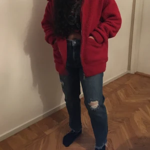 Slitna baggy jeans - Hejsan, säljer mina slitna baggy jeans med fransar nertill. Byxorna har i princip aldrig använts, bara legat i garderoben. Bekväma och rätt så stretchiga. De är från Lindex och är i modellen Alex. Strl 40 men en 36:a kan lätt ha dem. 