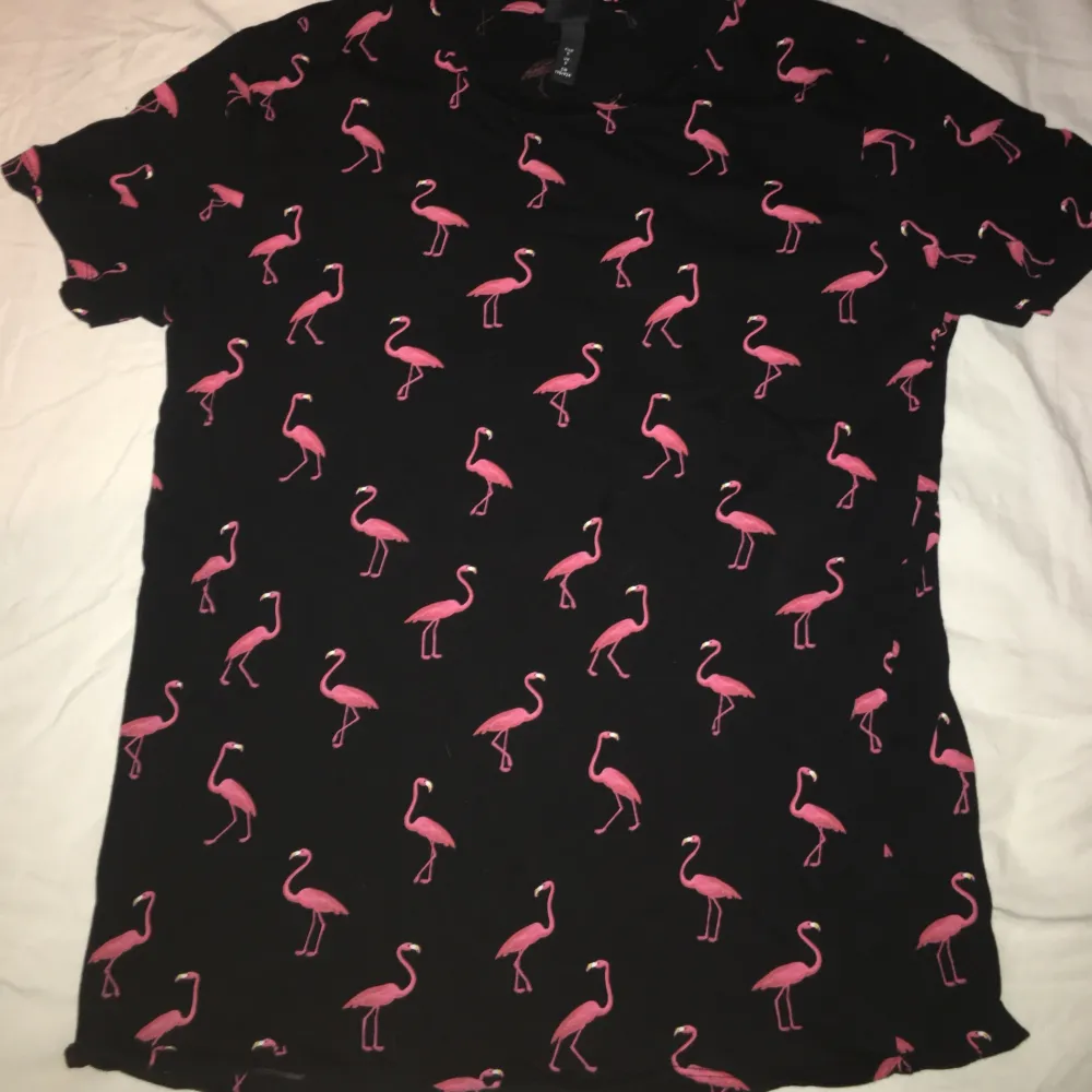 Tja säljer denna flamingo T-shirt från H&M som ej Används längre! 20kr + frakt 42kr❤️  storlek S. T-shirts.