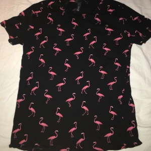 Flamingo T-shirt från H&M - Tja säljer denna flamingo T-shirt från H&M som ej Används längre! 20kr + frakt 42kr❤️  storlek S