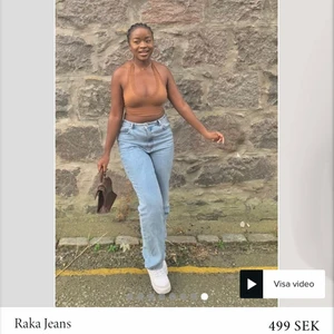 Nakd Jeans - Raka Jeans från NA-KD i den perfekta blåa färgen, storlek 36 och endast använda ca 3 gånger innan jag bestämde mig för att beställa en storlek större. Modellen på bild är 1.65, lika som mig☺️  Nypris 499kr 