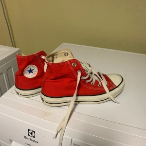 Converse all star - röd strl 37 - Röda ursnygga converse i storlek 37. De har legat i flera år men är i väldigt bra skick! Initialer står kvar på insidan men det kan gå att tvätta bort. Skickas med postnord för 63 kr. Om flera är intresserade så buda i kommentarerna!✨