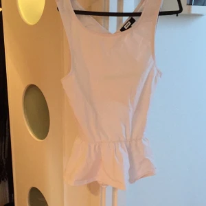  - Oanvänd peplum-top från Bikbok. Öppen rygg. 