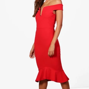 Supersnygg klänning från Boohoo - Superfin klänning från Boohoo som passar perfekt till nyår eller jul. Helt oanvänd med prislappar kvar. Passar storlek xs-m