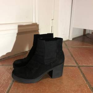 Fräscha svarta boots i storlek 39. Ca 5cm klack. Lite slitage men knappt synligt, säljs pga att de ej används. 