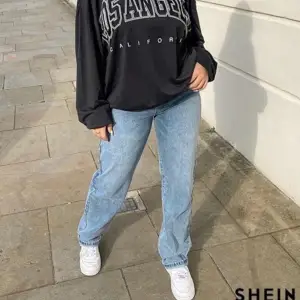 Jättefina raka jeans från SHEIN, råkade köpa två så säljer därmed ena paret!