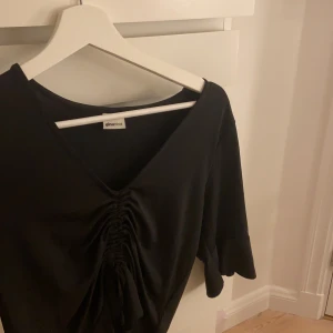 Topp - Säljer den här så snygga toppen från Gina! Helt oanvänd och även slutsåld! Storlek M men passar både S och L då materialet är stretchigt 