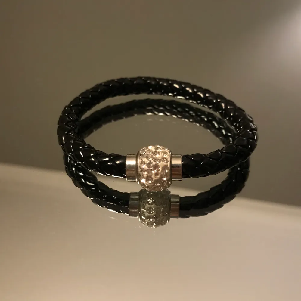 🖤Säljer detta ursnygga armband i lack med en pärla i mitten som är magnetisk🖤 ❌❌sänker priset till 30kr❌❌❌. Accessoarer.