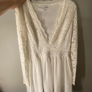 STUDENTKLÄNNING - jättefin avslutning/studentklänning, ser mycket bättre ut på! Kan skicka bättre bilder vid förfrågan!