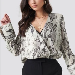 NA-KD Snakeprint blus 130kr - Jättefin lite festligare blus, bra skick