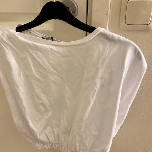 ZARA TRÖJA - En tröja från zara med axelvaddar i, kan skicka fler bilder vid förfrågan. Aldrig använt, mycket fint skick!
