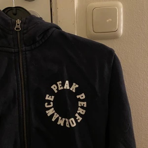 PEAK PERFORMANCE ZIP HOODIE - Tröja från Peak, bra skick! Stor i storleken enligt mig. 