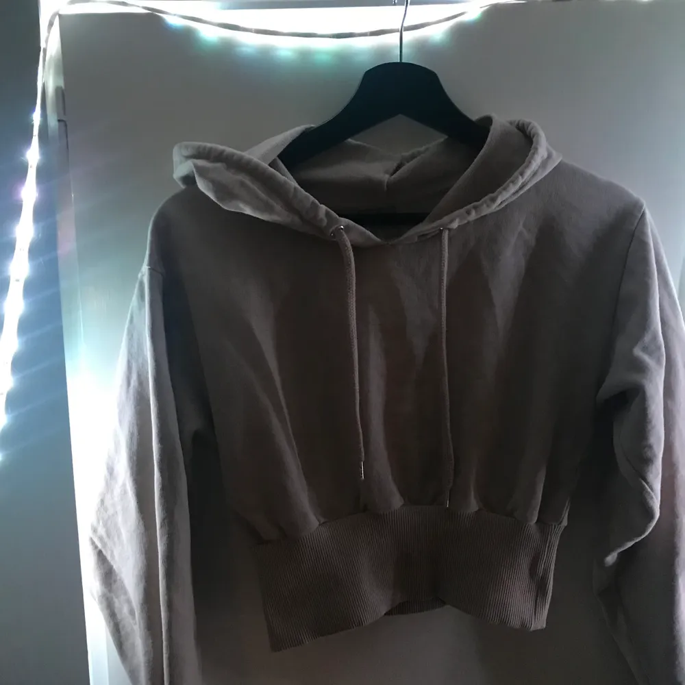 En croppad hoodie som sitter åt i midjan köpt i sommras från Asos! Beige/nude färg! Fint skick och fräsch! Köparen står för frakt och bara meddela mig om frågor!. Toppar.