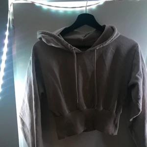 Croppad hoodie  - En croppad hoodie som sitter åt i midjan köpt i sommras från Asos! Beige/nude färg! Fint skick och fräsch! Köparen står för frakt och bara meddela mig om frågor!