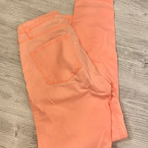 JEANS - Bra skick, storlek 31 i midjan och väldigt långa på mig som är 160 cm. 
