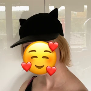 Keps med kattlöron - Svart keps med kattöron köpt på hm. Skärmen är i fejkläder o resten i tyg. Går att ställa in storlek på baksidan.  Superfin och i bra skick. Pris 40kr + frakt🌶