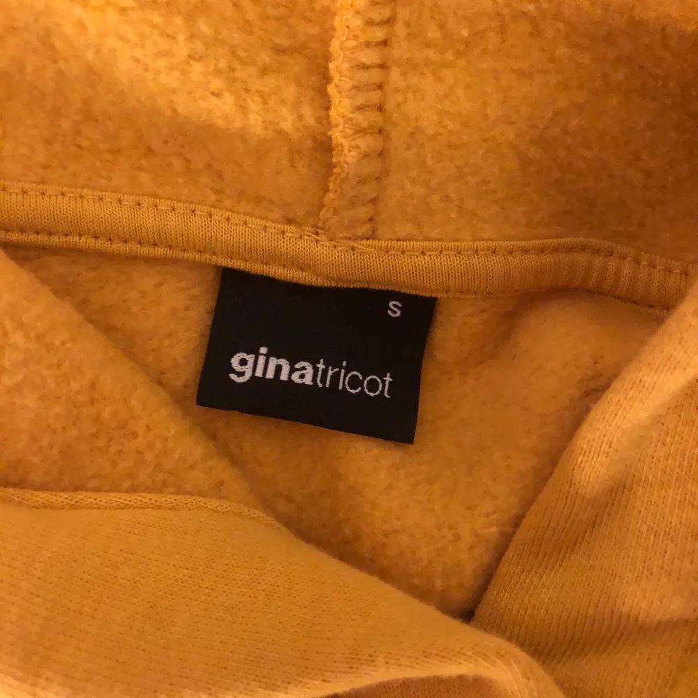 Säljer den här gula hoodien från Gina Tricot! Superskön o perfekt passform!! Kan både frakta o mötas upp men köparen står för frakten :)). Tröjor & Koftor.