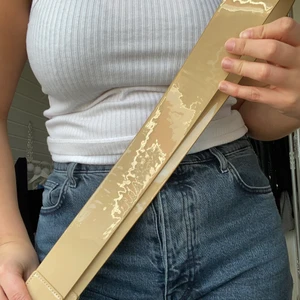 VÄSKBAND CARIN WESTER - Väskband från Carin Wester som är helt oanvänt. Beige med guld knäppen. 90 kr + frakt 🚚 