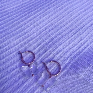 Butterfly earrings 🦋 - Söta genomskinliga fjärilörhängen med guldiga creoler🦋 