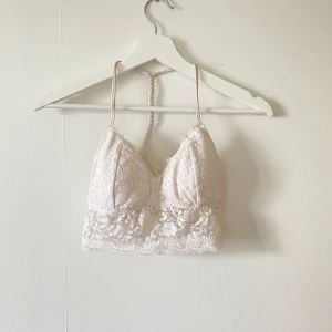 Topp - Snygg topp från hollister. Använd men i toppen skick! Säljer pga för liten:)