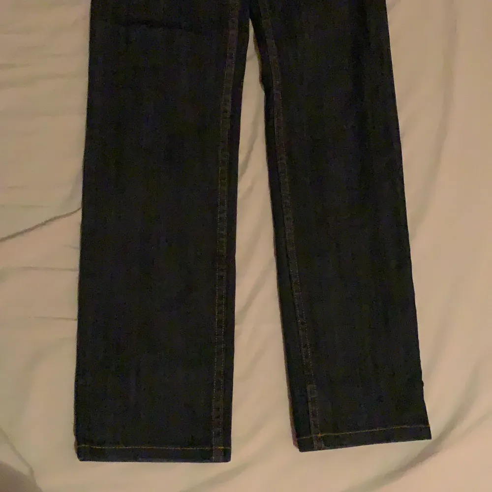 fina lågmidjade jeans i fint skick, kommer inte till användning hos mig. frakt tillkommer:))💞. Jeans & Byxor.