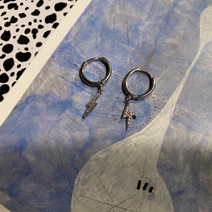 Örhängen med blixtar  - Säljer superfina örhängen med blixtar i 925 sterling silver! Köptes för 249 kr! Buda i kommentarerna! Startbud: 50 kr (frakt inkluderat i priset) 