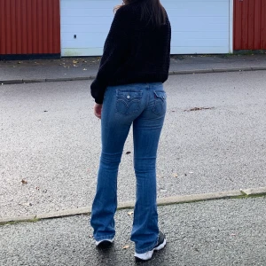 Levis jeans - Levis jeans i storlek S , bootcut och low waist. Frakt ingår ej men kan mötas upp✨💗