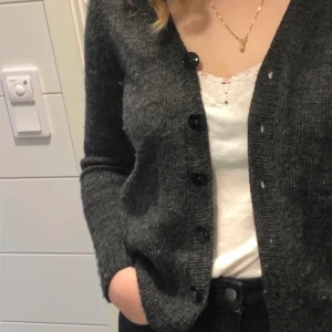 Grå yllekofta  - Fin kofta stickad av min farmor! Jättebra skick och skulle säga storlek S! Kan mötas upp i Gbg, köparen står för frakt! :)